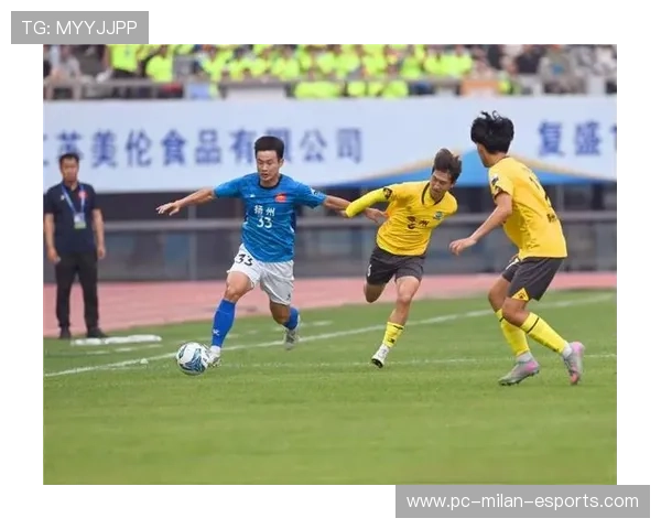 足球明星场内外形象大比拼：赛场表现与私人生活的鲜明对比